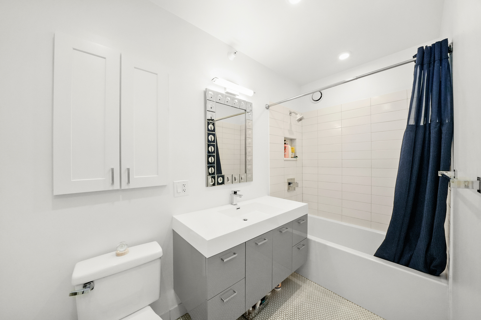 222 N Columbus Drive Unit: 1806