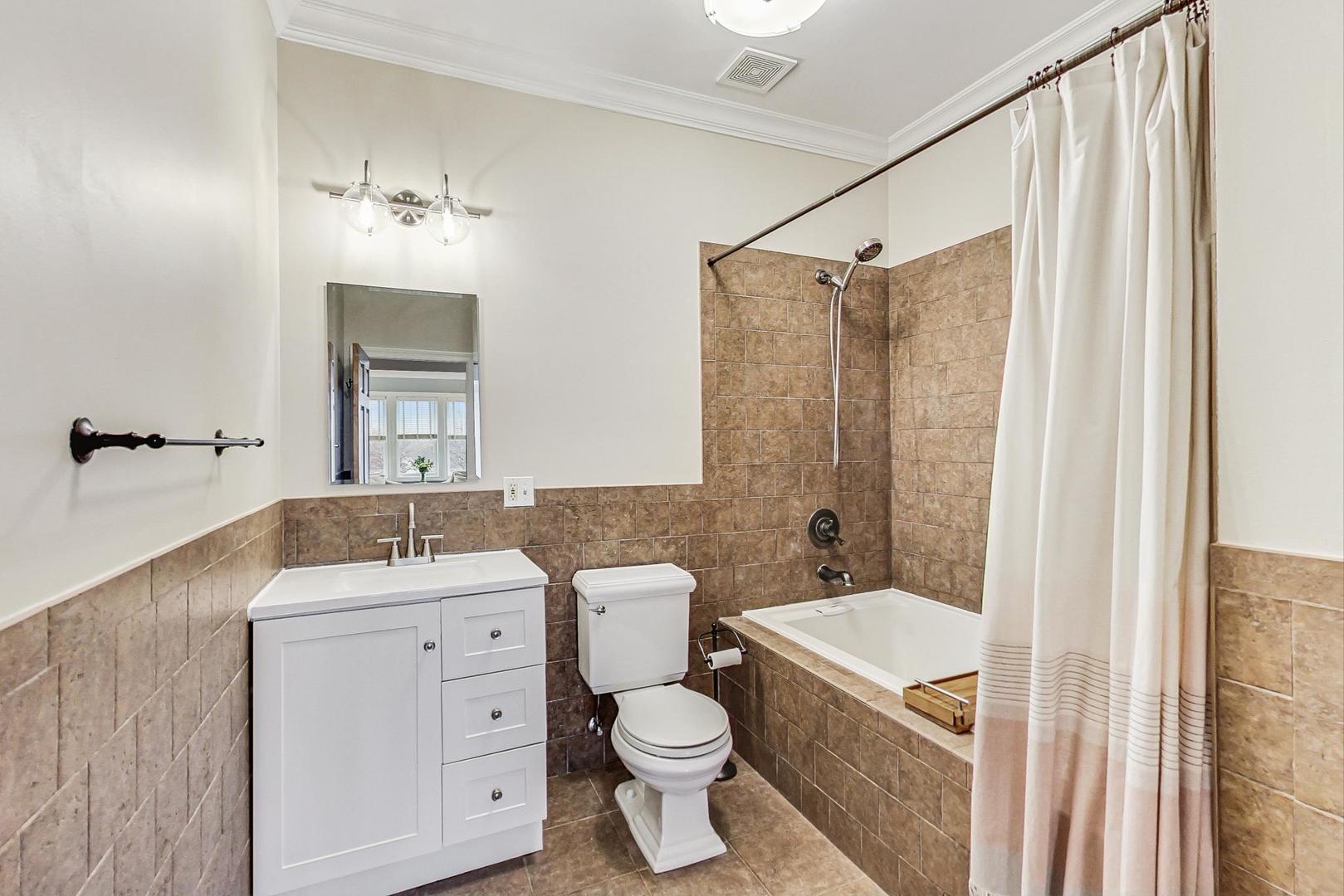 2661 W Leland Avenue Unit: 3