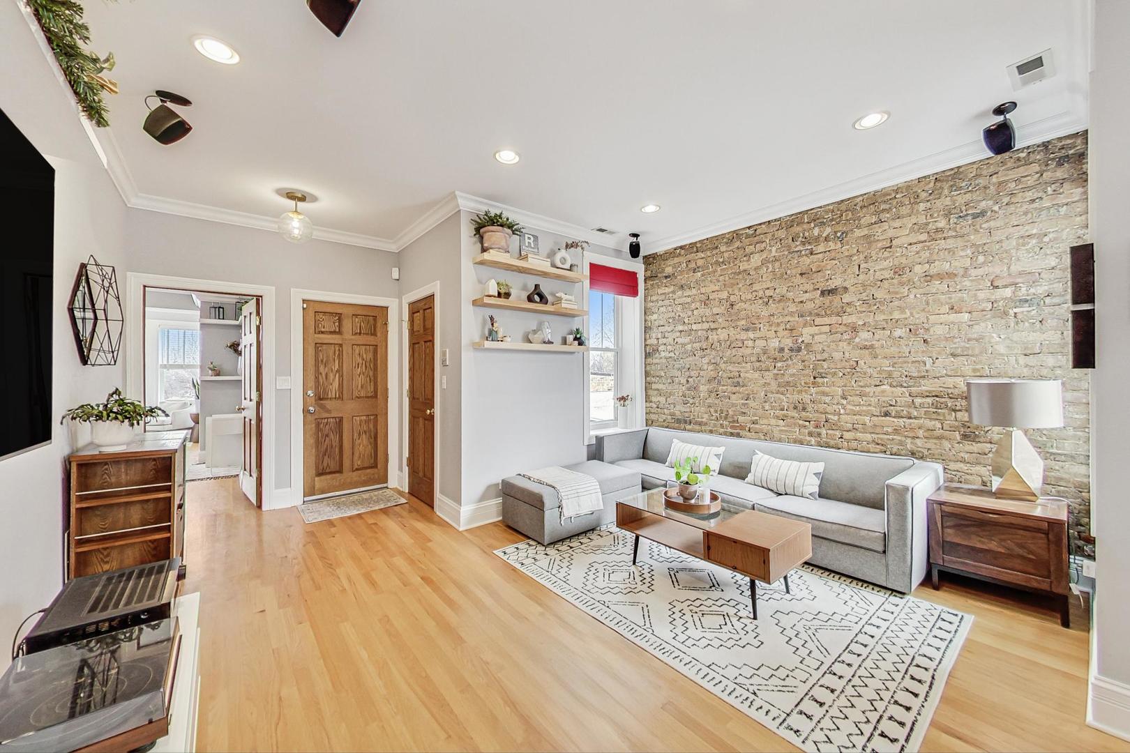 2661 W Leland Avenue Unit: 3