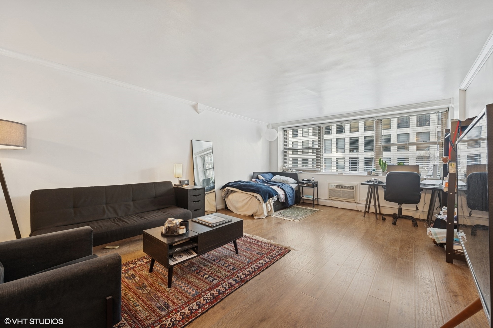 253 E Delaware Place Unit: 4B