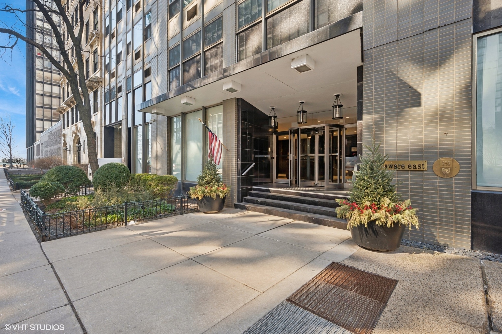 253 E Delaware Place Unit: 4B