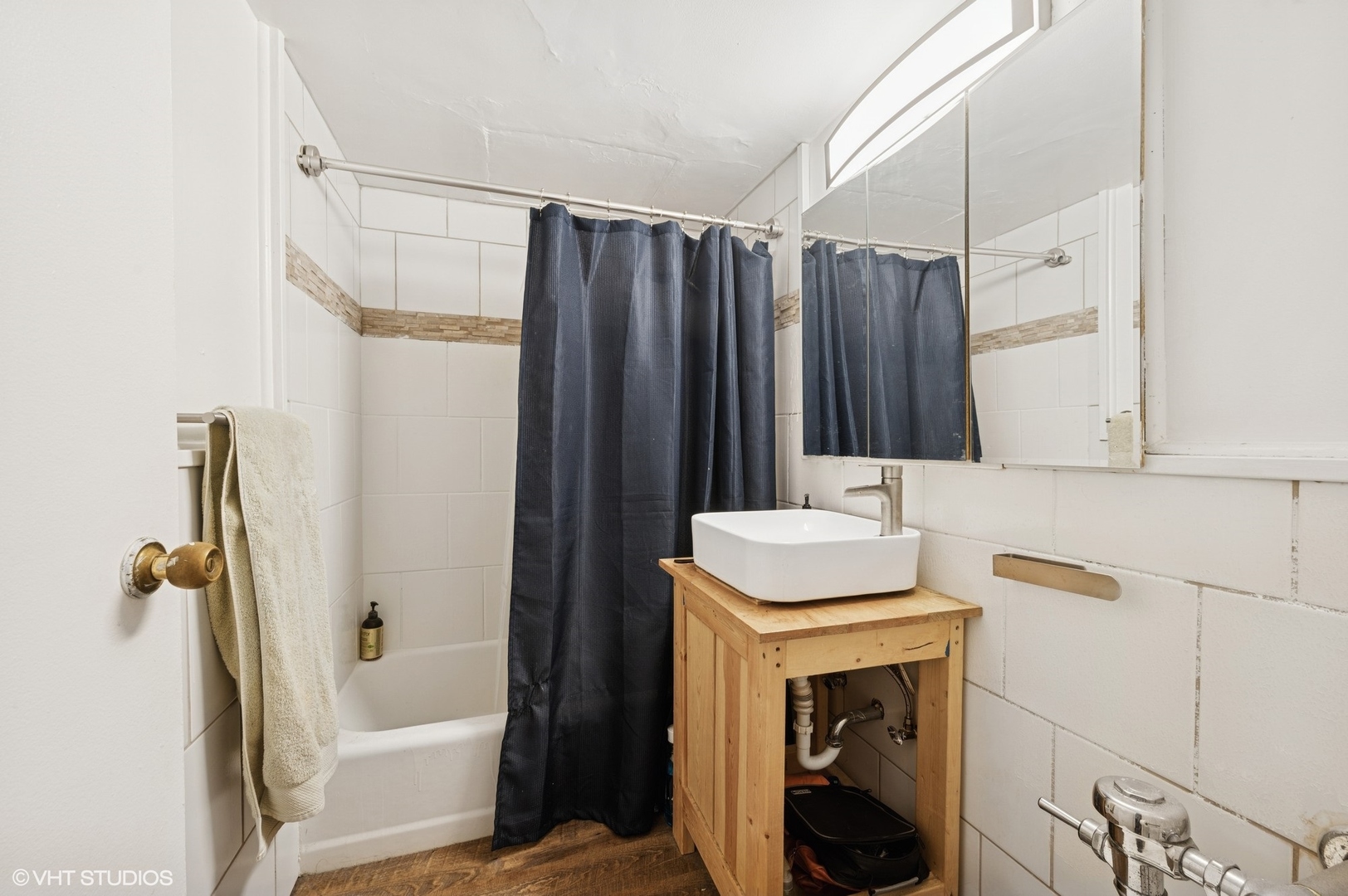 253 E Delaware Place Unit: 4B