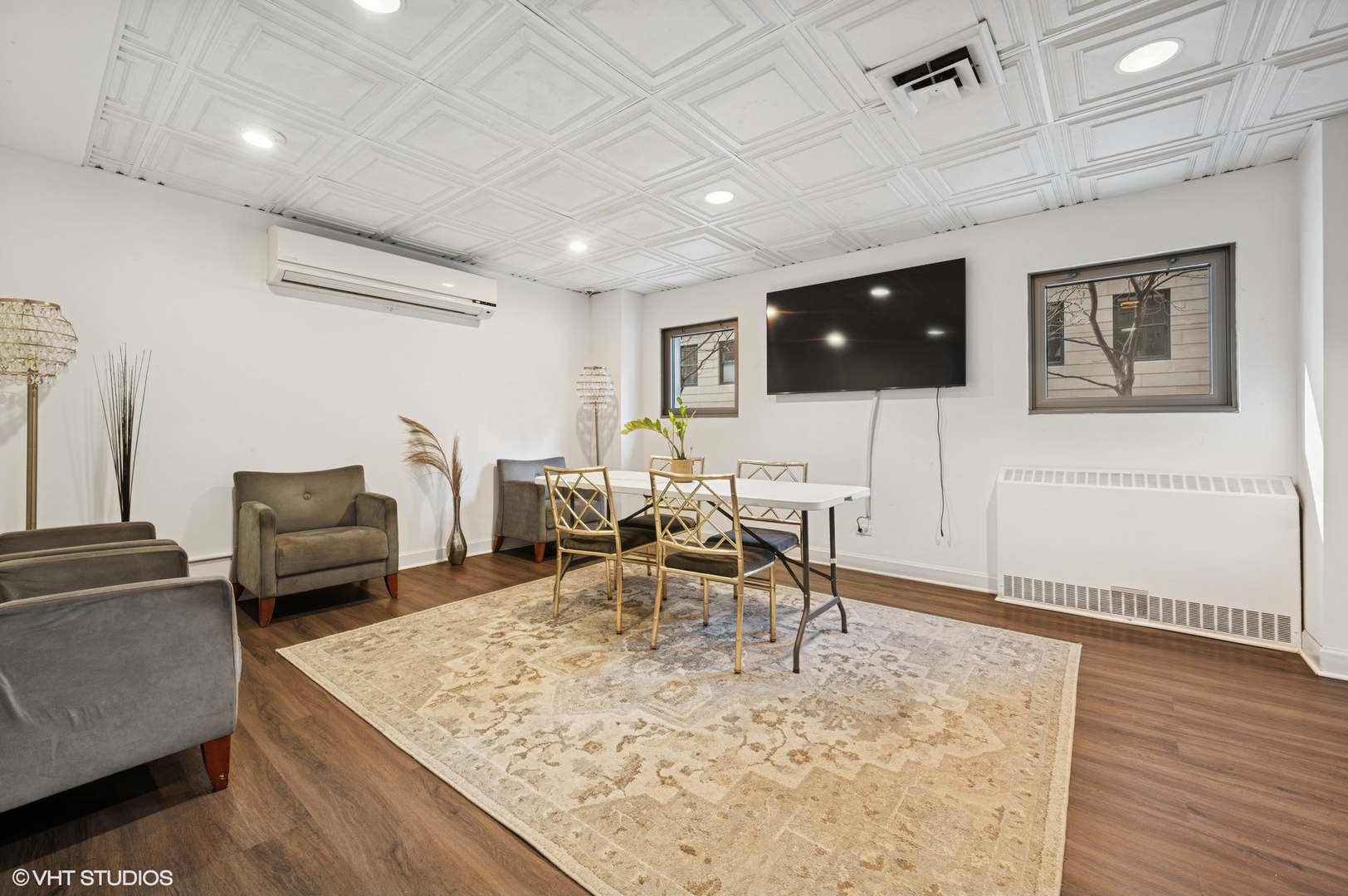 253 E Delaware Place Unit: 4B