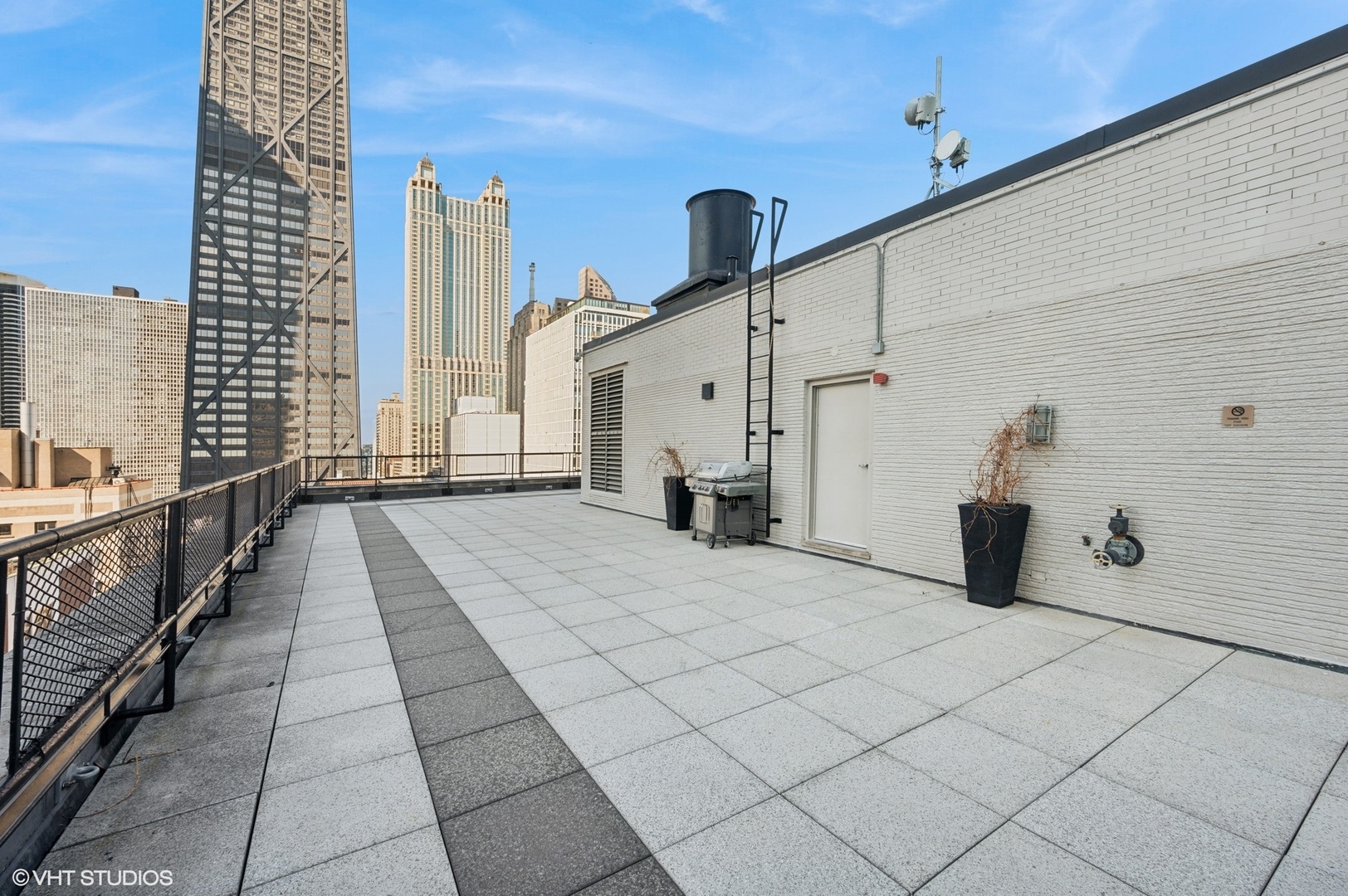 253 E Delaware Place Unit: 4B