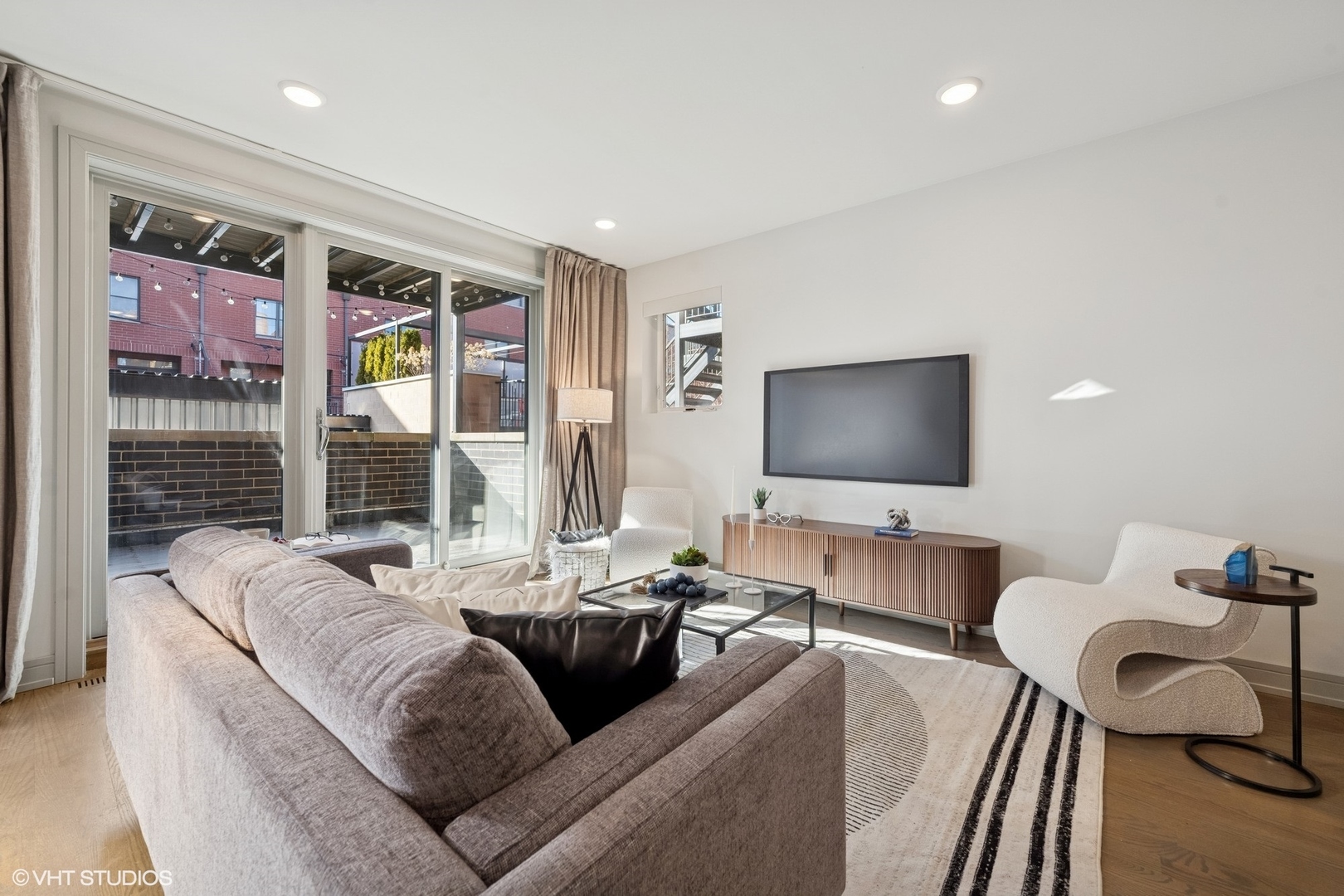 4956 N Western Avenue Unit: 1W