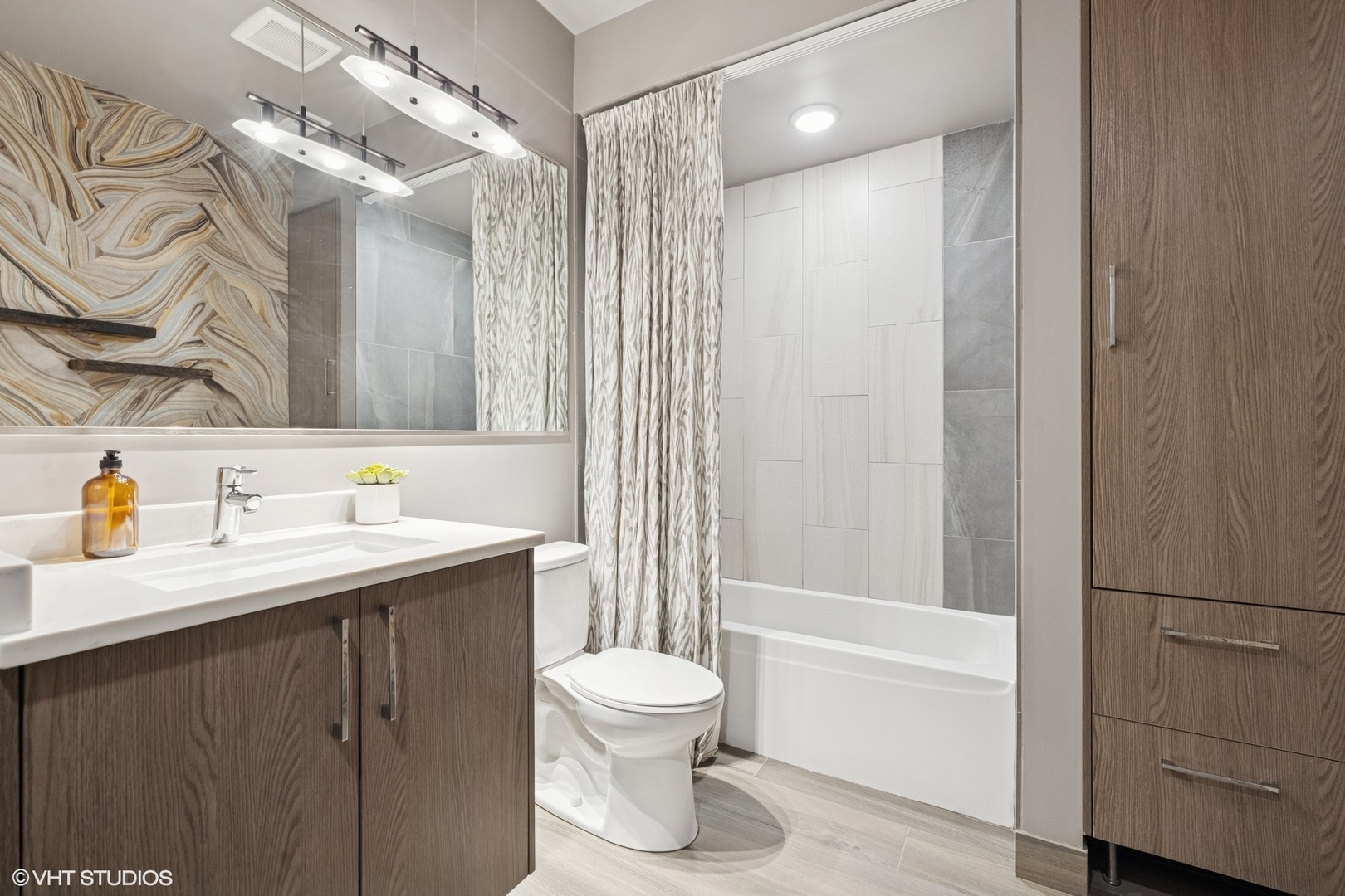 4956 N Western Avenue Unit: 1W