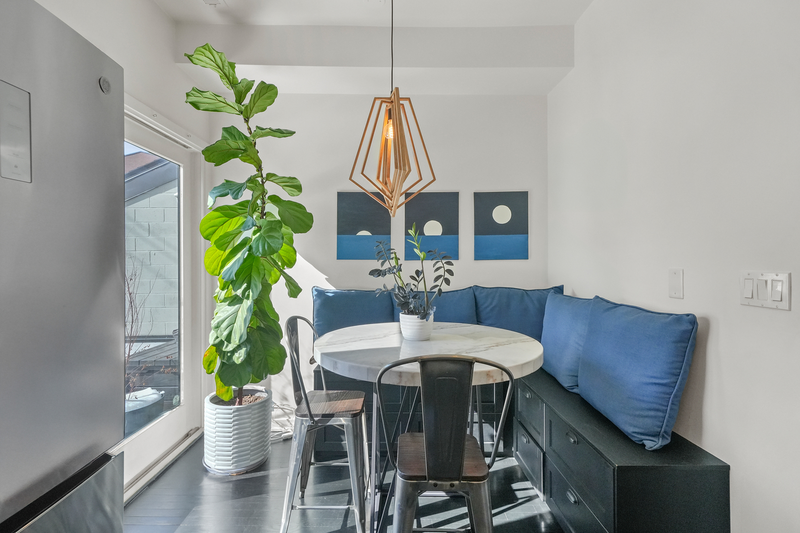 1735 W Division Street Unit: 204