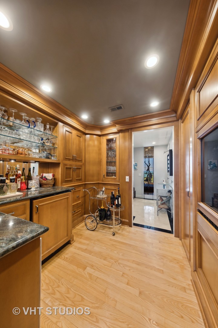 2314 N Lincoln Park West Street Unit: 15