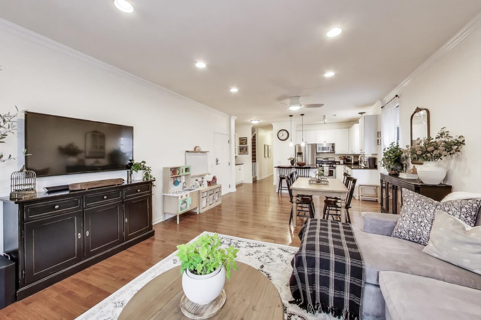 1016 S Racine Avenue Unit: 302