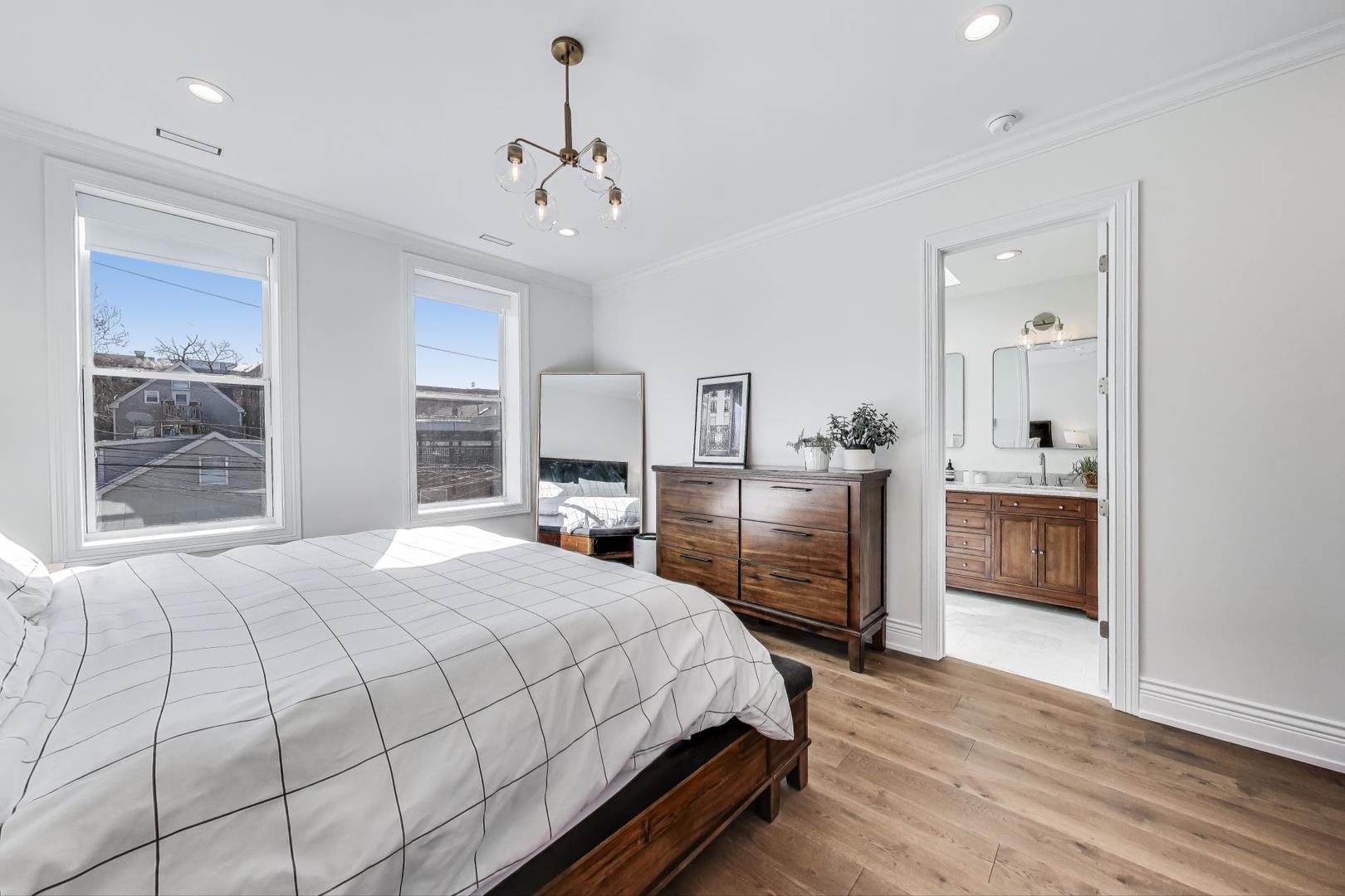 1515 W School Street