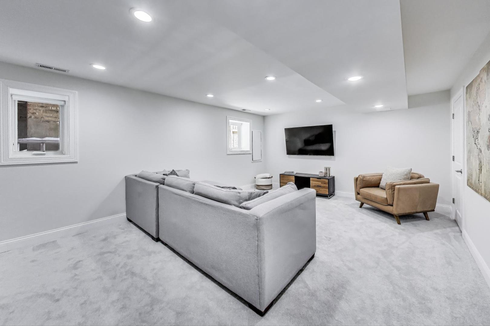 1515 W School Street