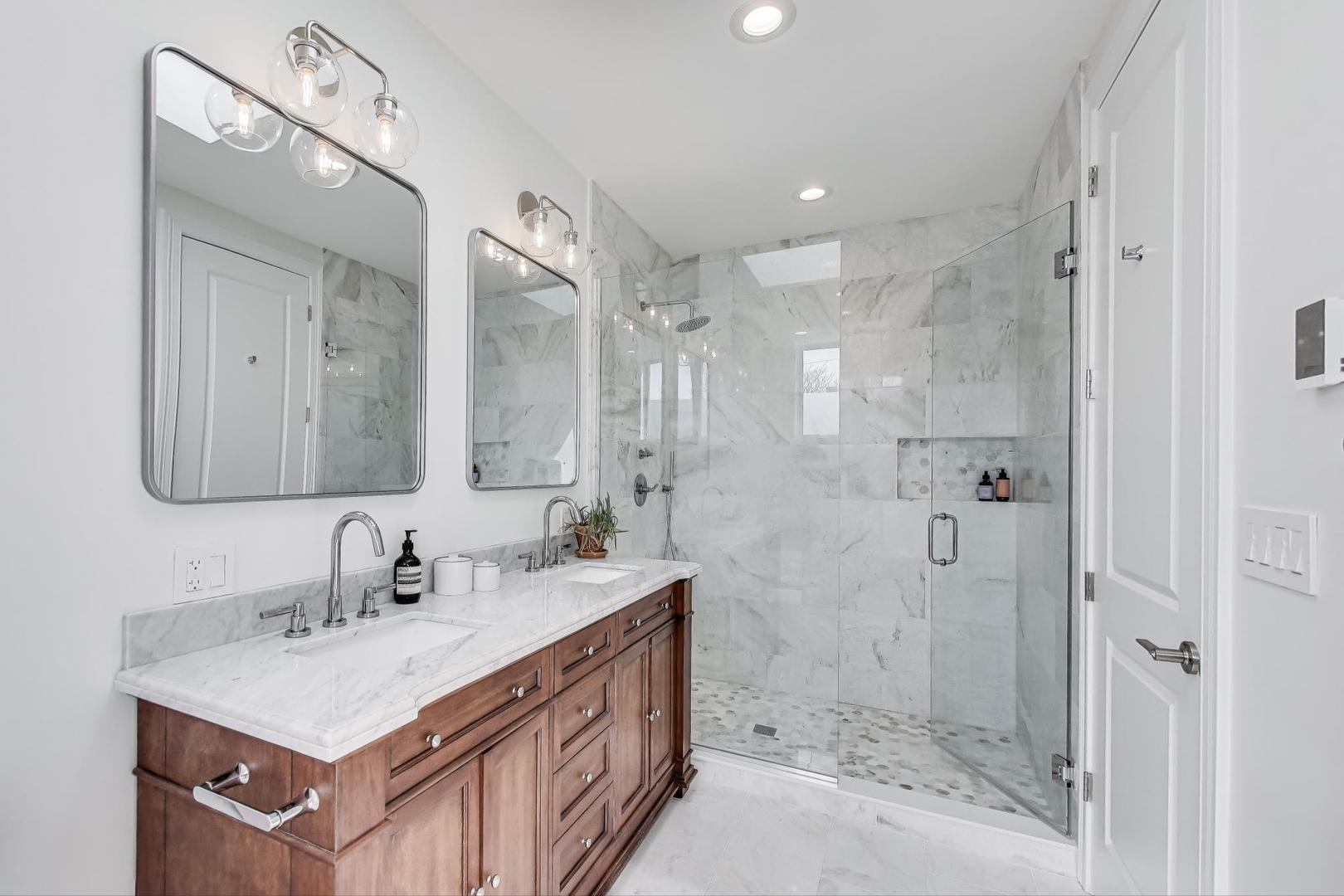 1515 W School Street