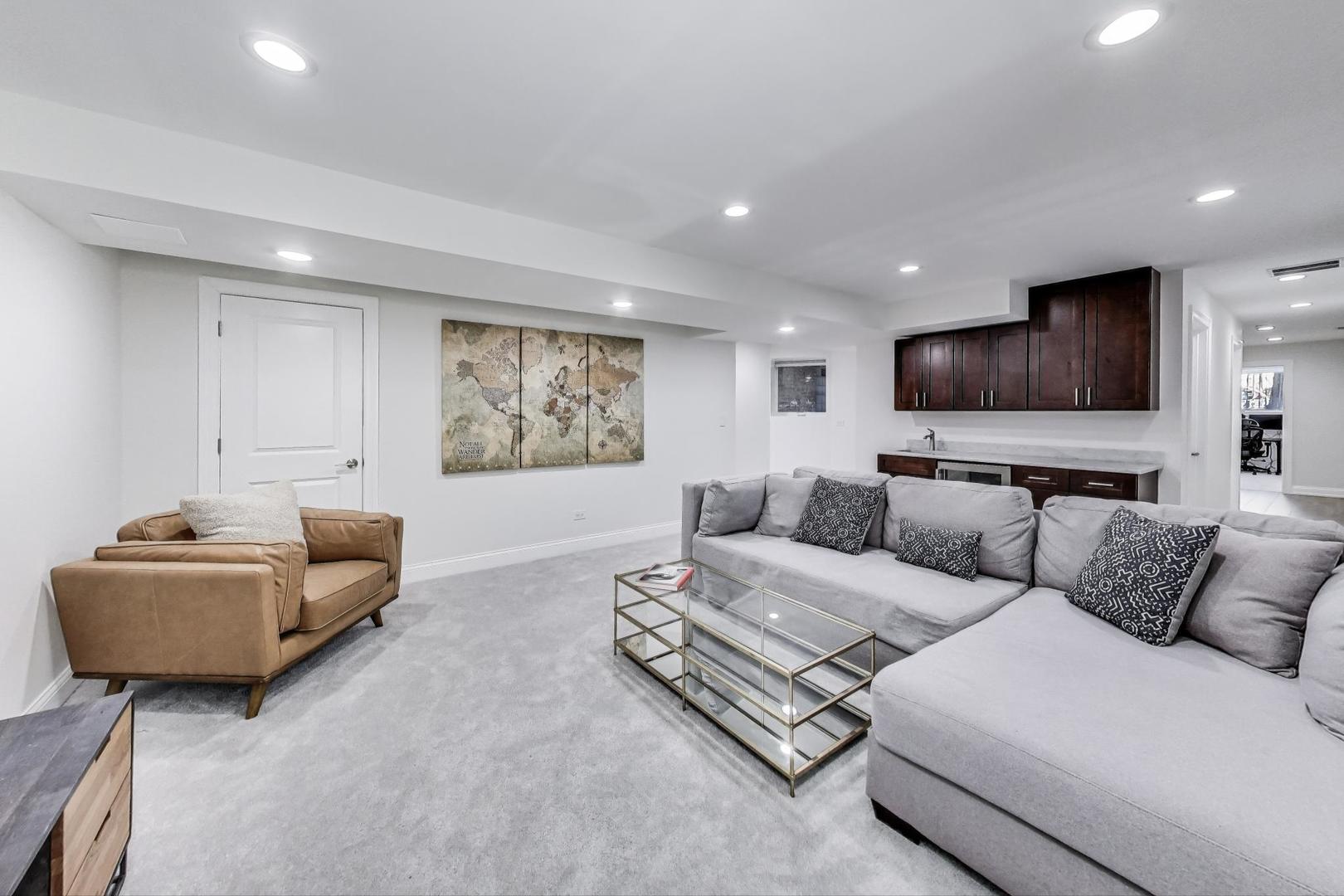 1515 W School Street