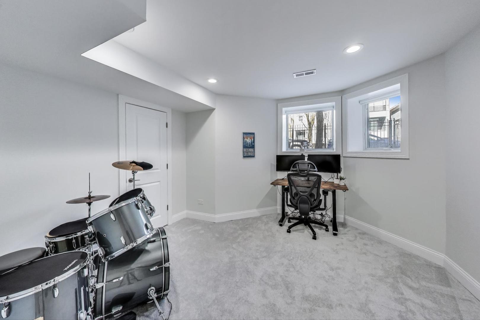 1515 W School Street