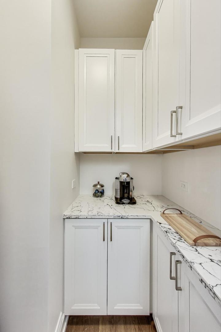 1515 W School Street