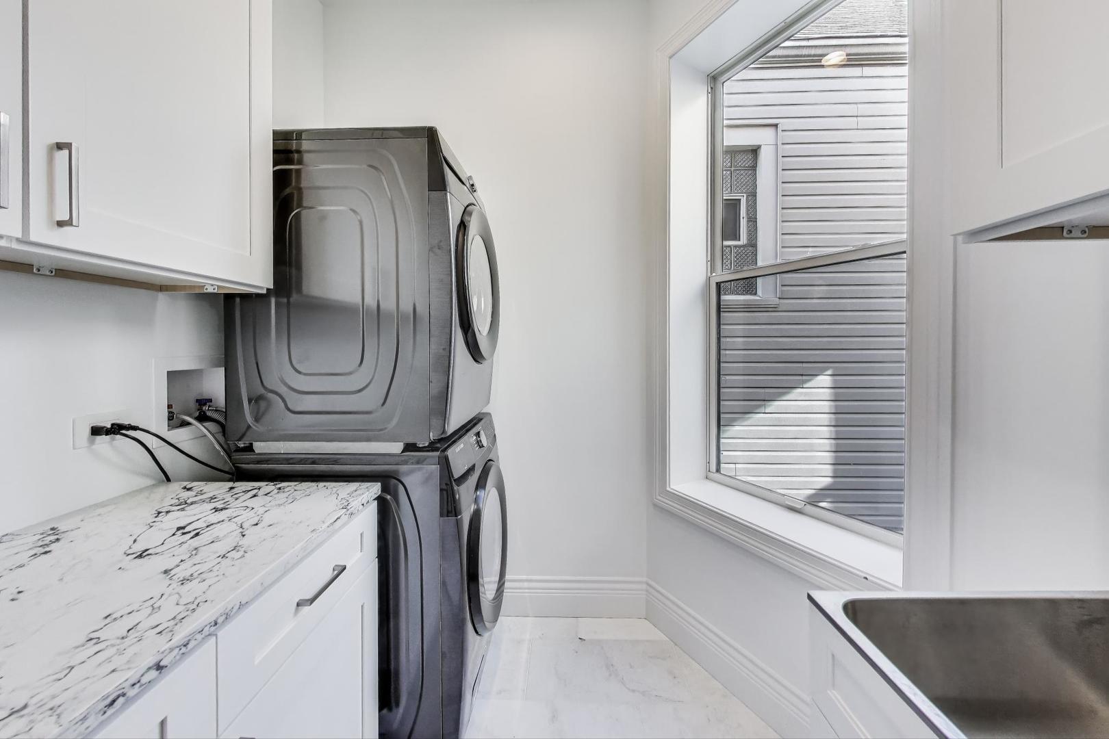 1515 W School Street