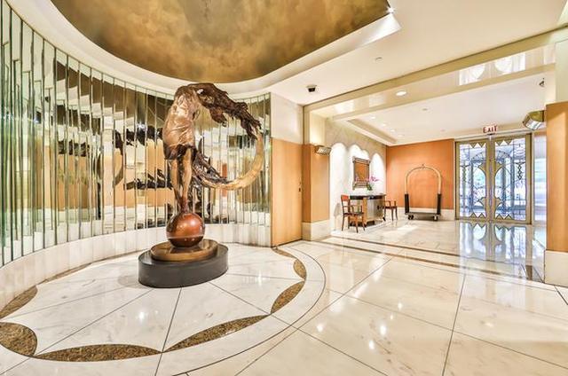 111 E Chestnut Street Unit: 17E