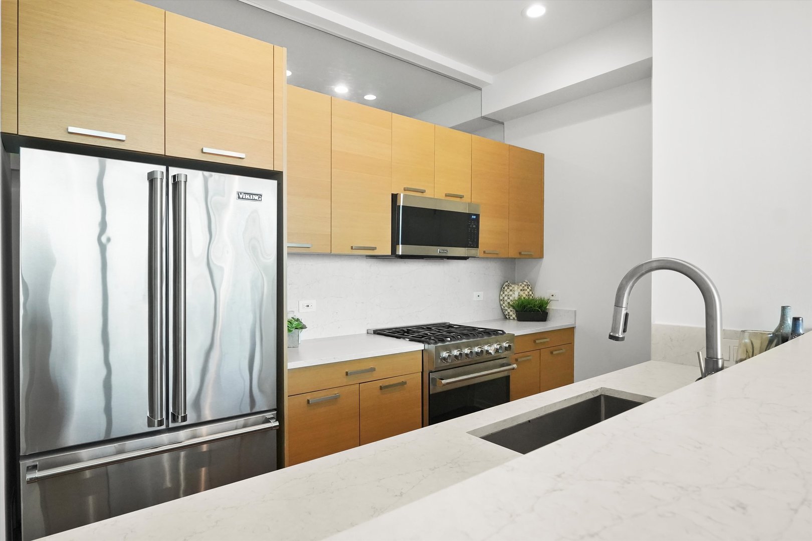 500 W Superior Street Unit: 2009