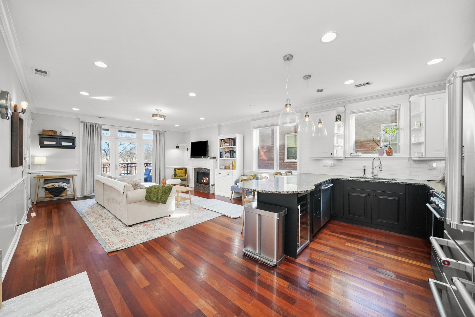 3806 N ASHLAND Avenue Unit: 2S