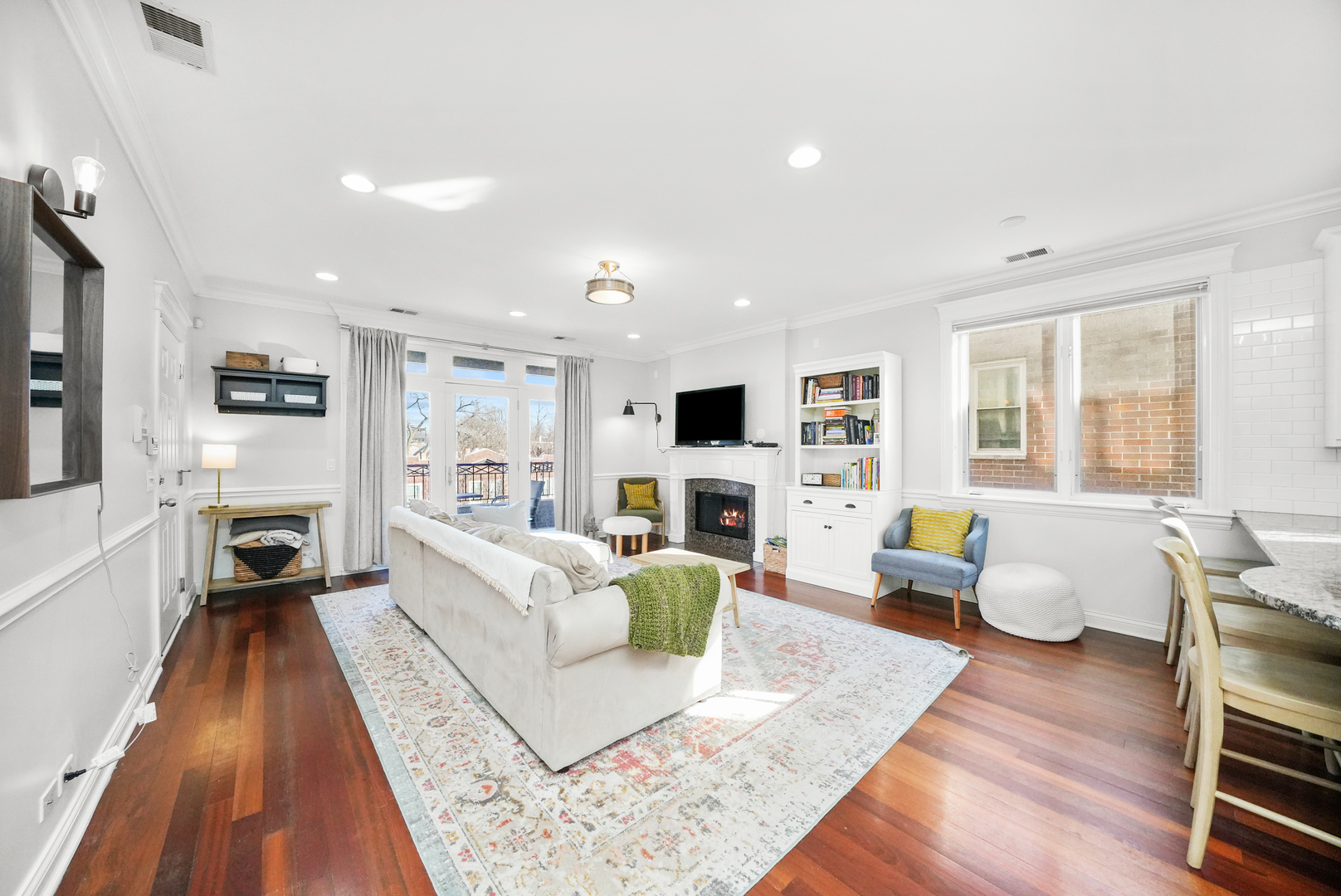 3806 N ASHLAND Avenue Unit: 2S