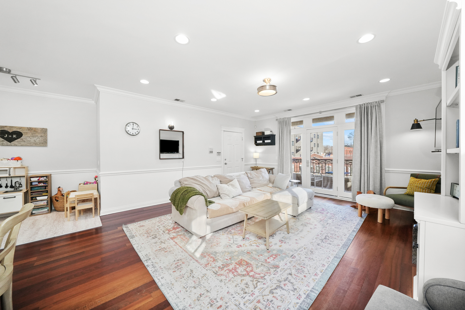 3806 N ASHLAND Avenue Unit: 2S