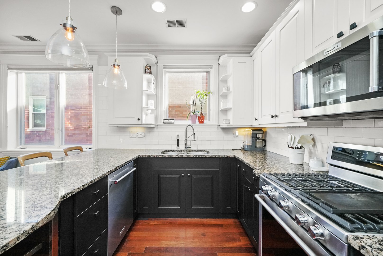 3806 N ASHLAND Avenue Unit: 2S