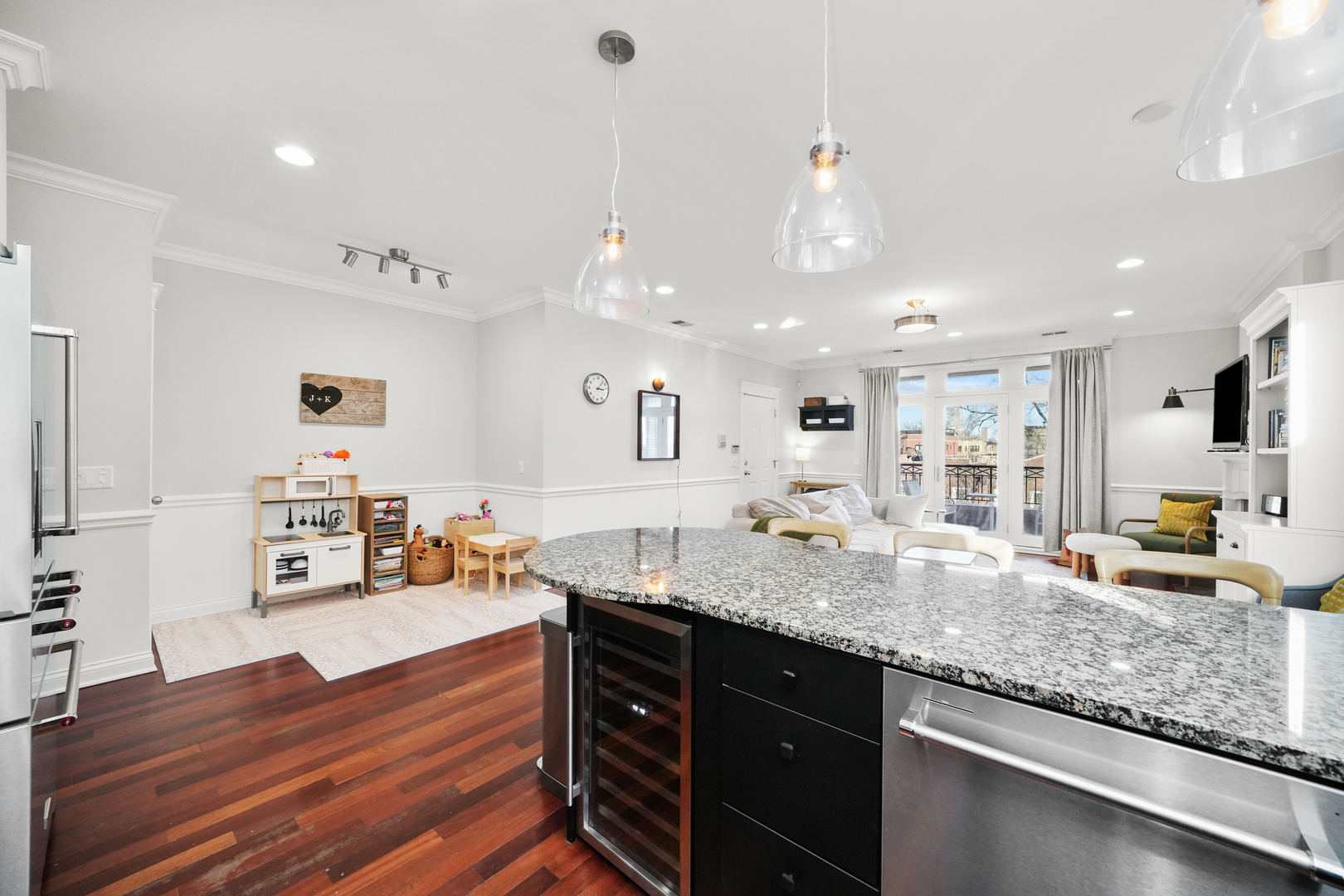 3806 N ASHLAND Avenue Unit: 2S