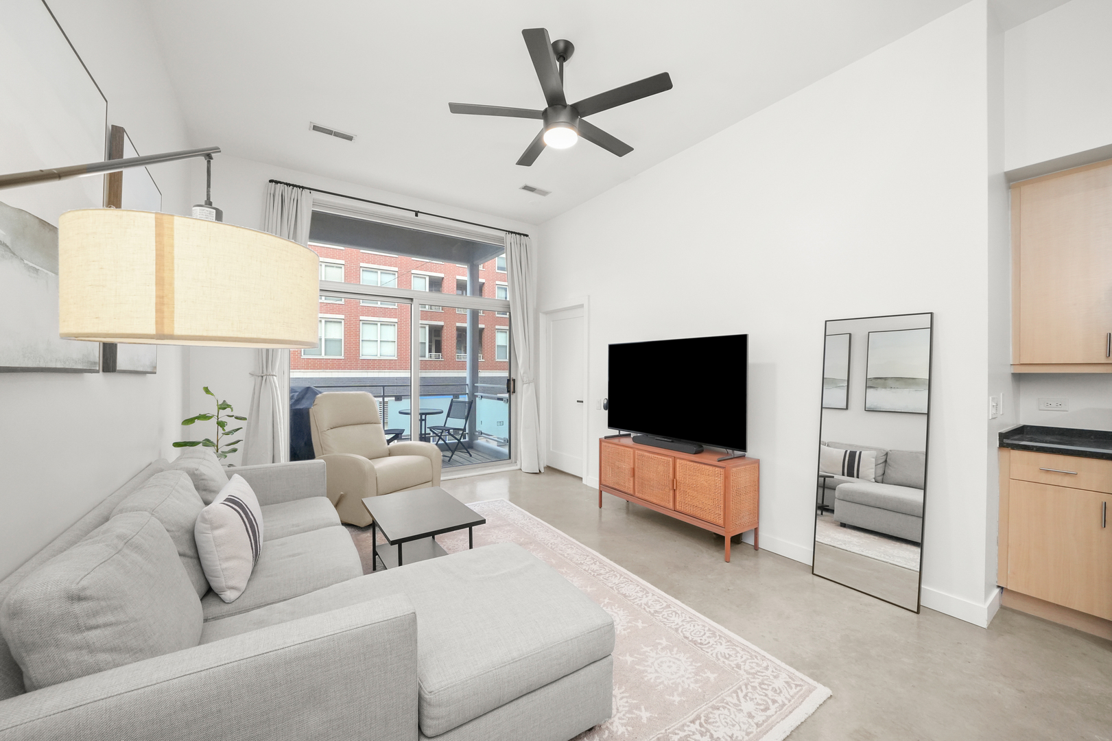 949 W Madison Street Unit: 207