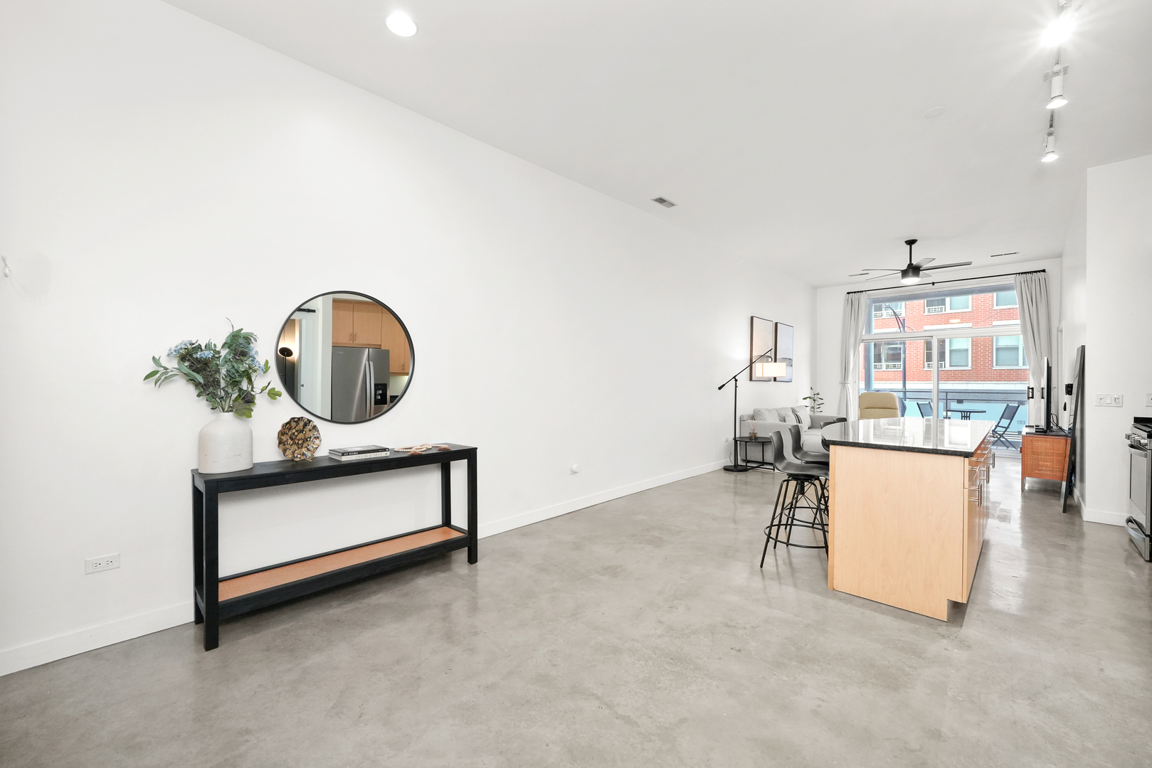 949 W Madison Street Unit: 207