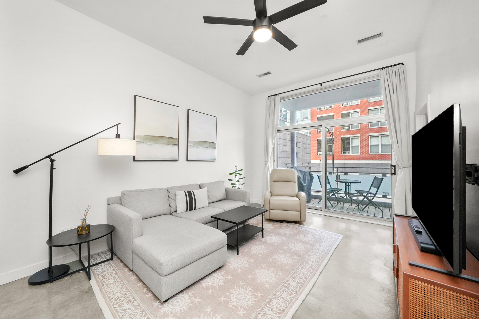 949 W Madison Street Unit: 207