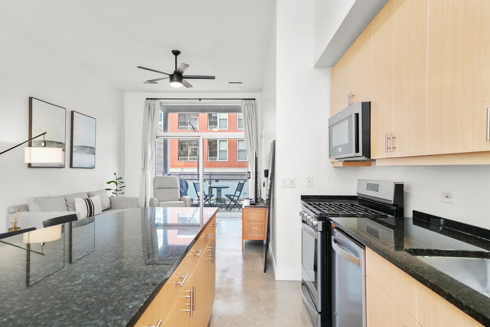 949 W Madison Street Unit: 207