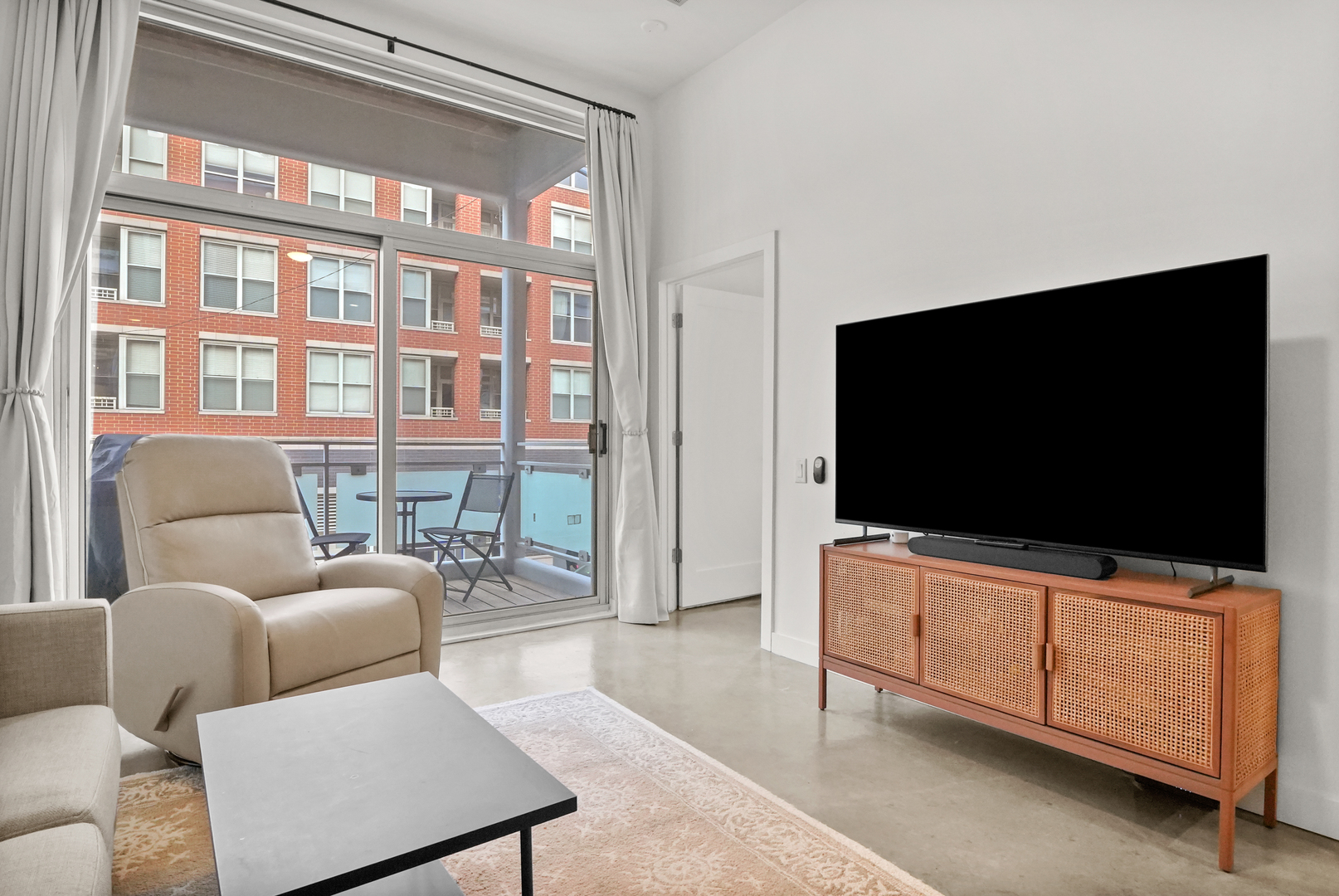 949 W Madison Street Unit: 207