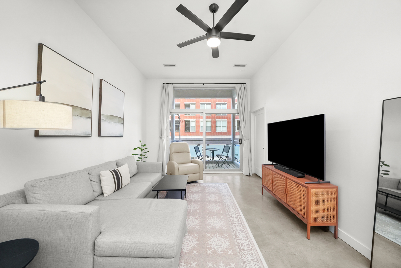 949 W Madison Street Unit: 207