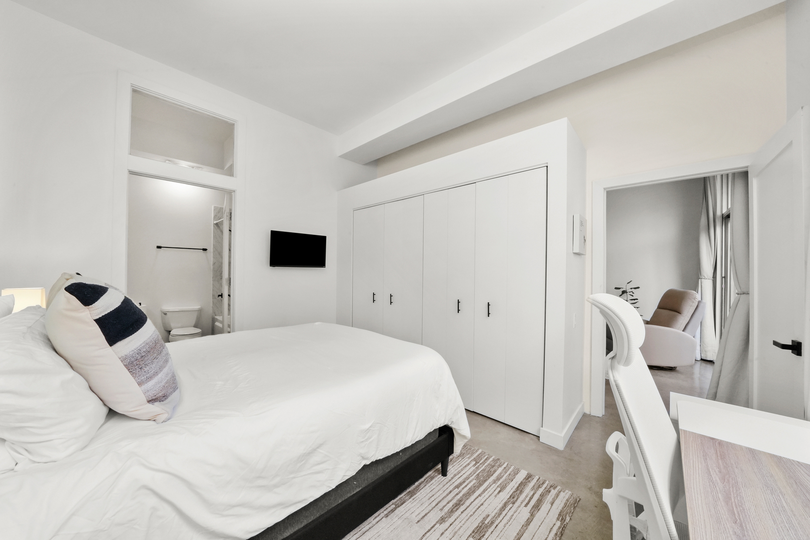 949 W Madison Street Unit: 207