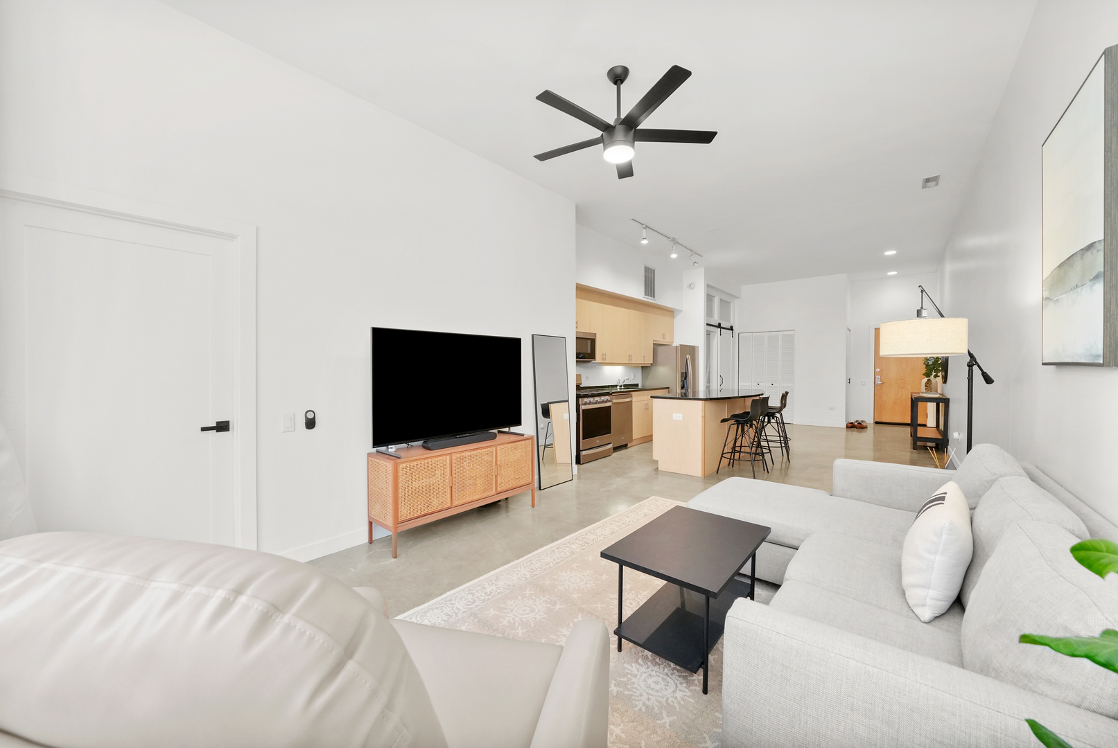 949 W Madison Street Unit: 207