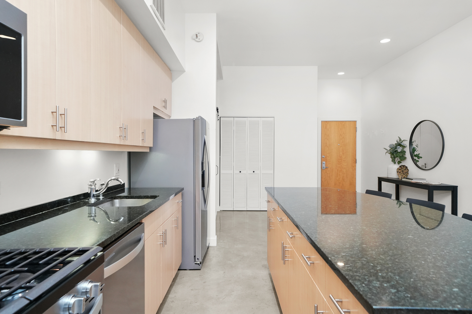 949 W Madison Street Unit: 207