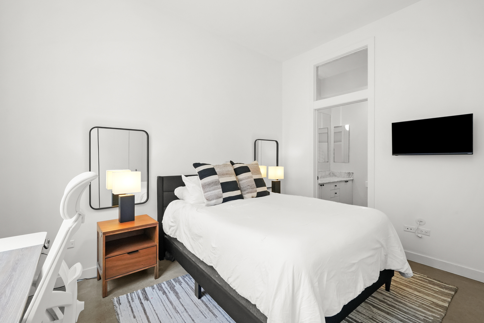 949 W Madison Street Unit: 207