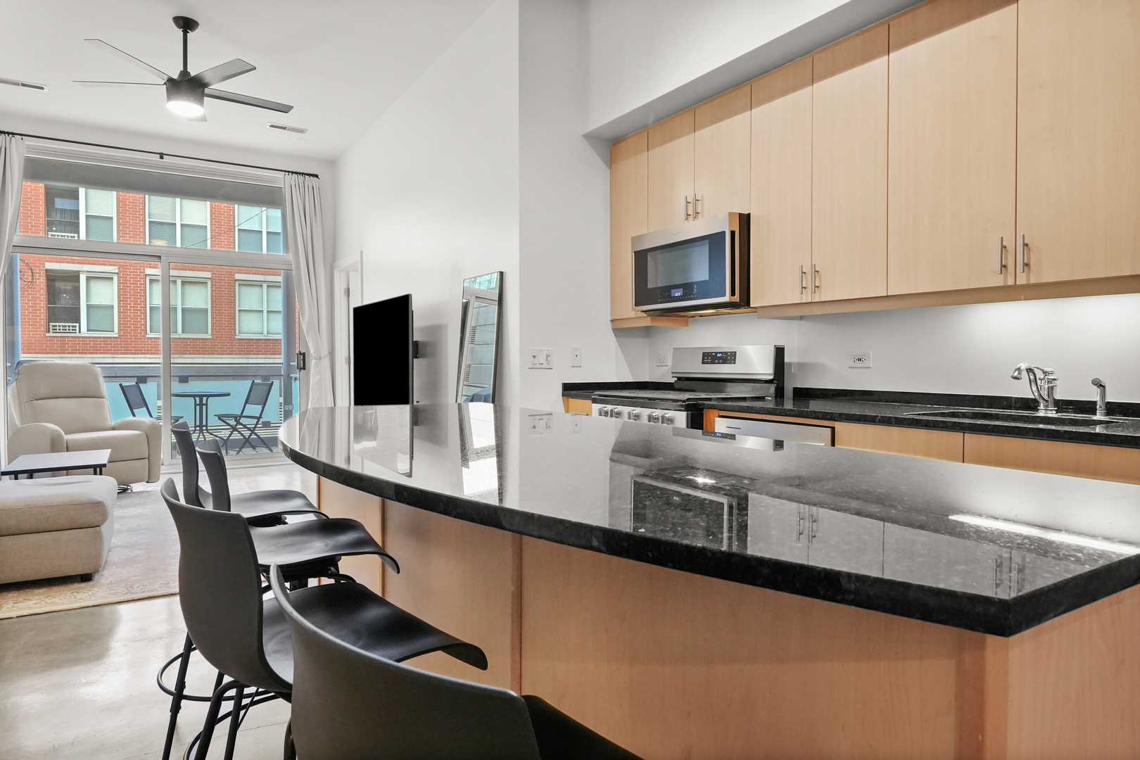 949 W Madison Street Unit: 207