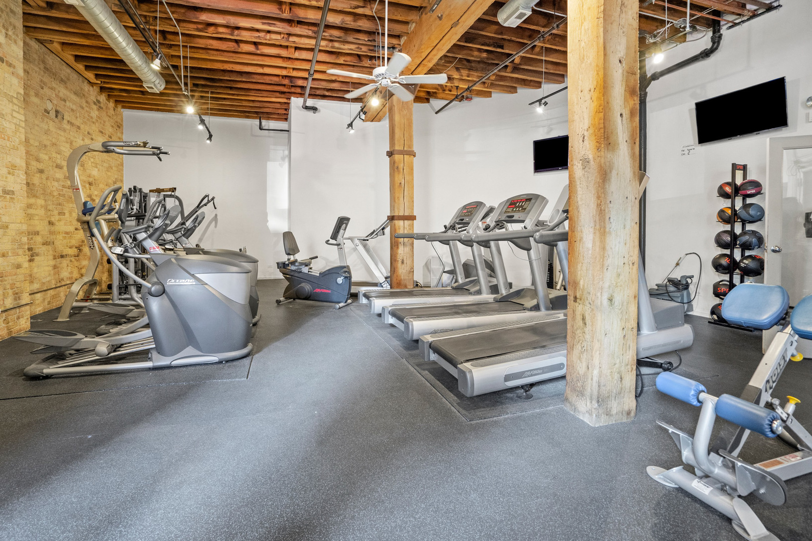 226 N CLINTON Street Unit: 707