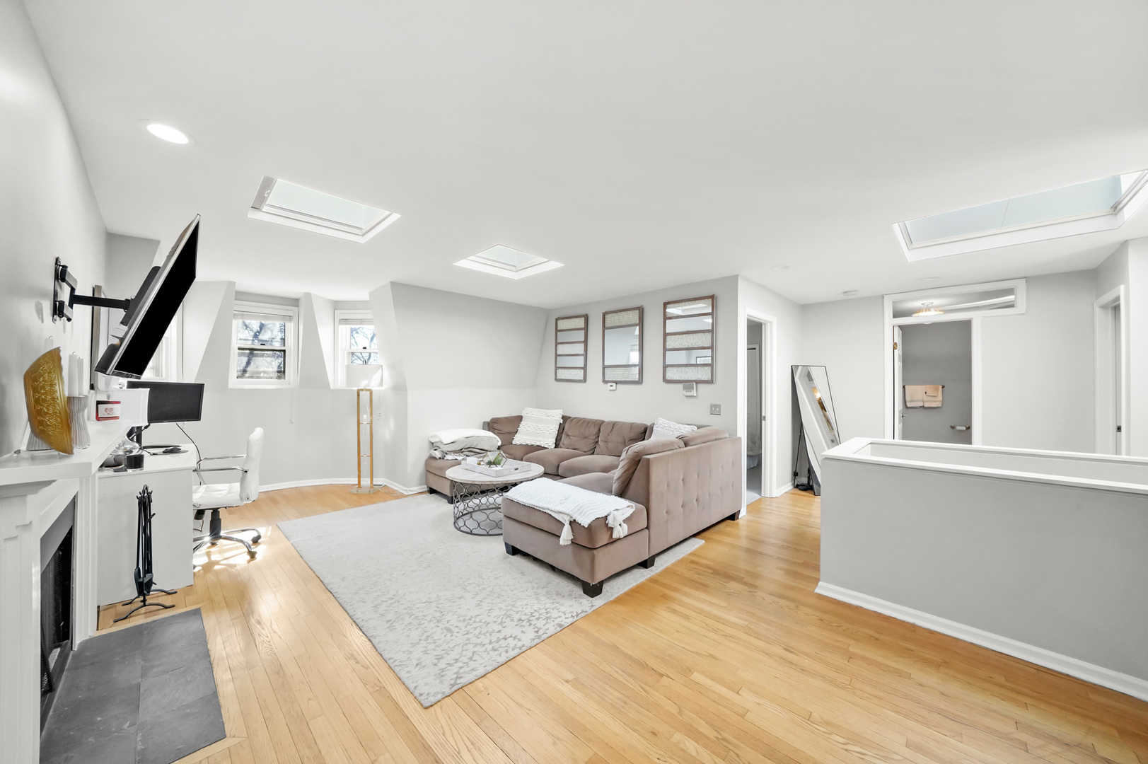 1104 W WEBSTER Avenue Unit: 301