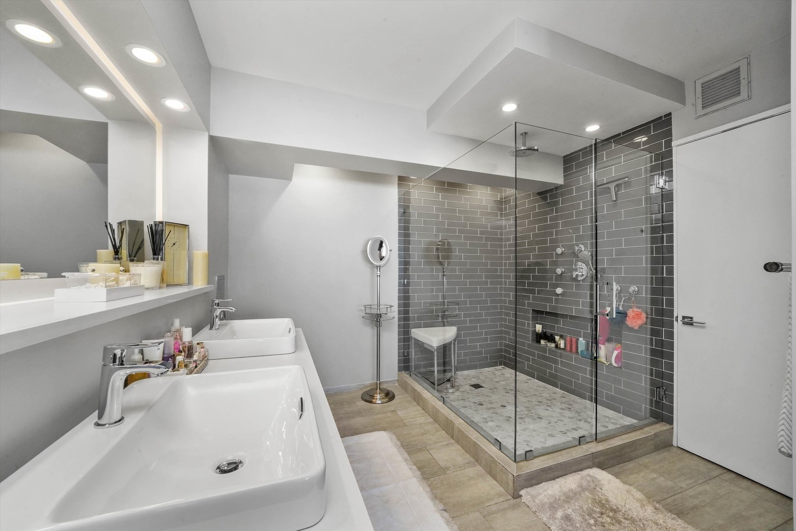 175 E Delaware Place Unit: 8005