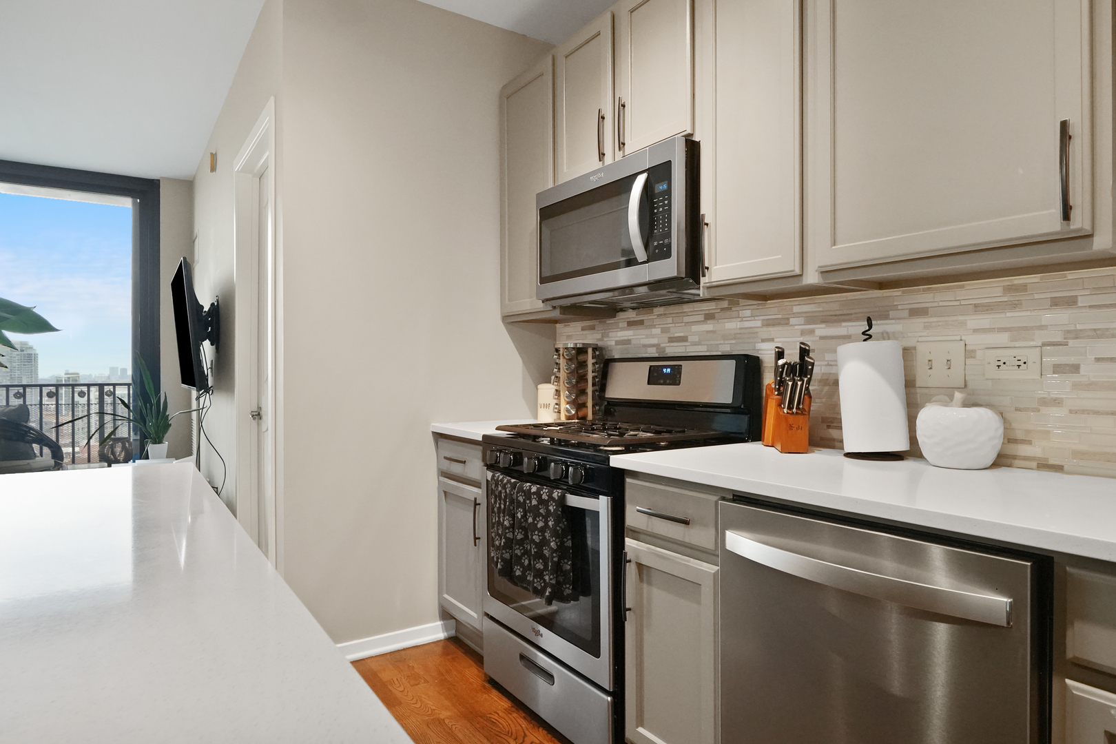 210 S DES PLAINES Street Unit: 2207