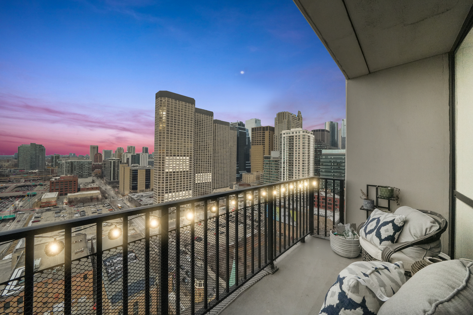 210 S DES PLAINES Street Unit: 2207