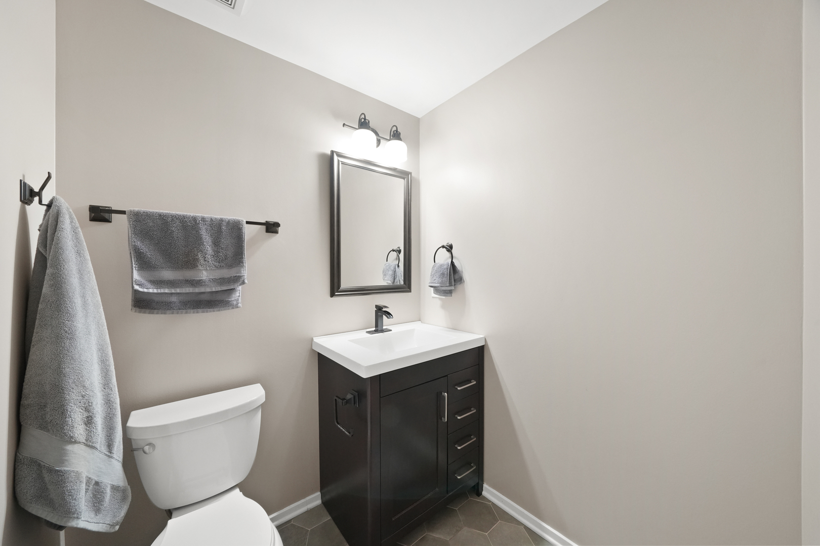 210 S DES PLAINES Street Unit: 2207