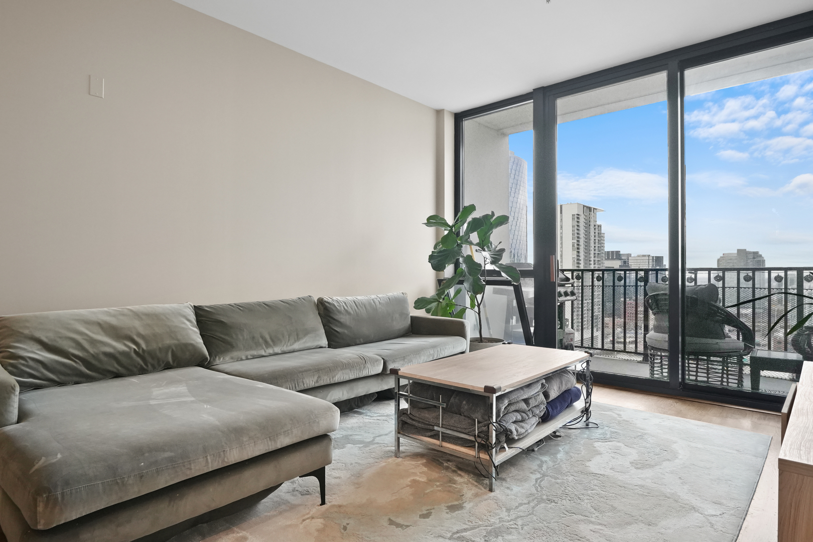 210 S DES PLAINES Street Unit: 2207