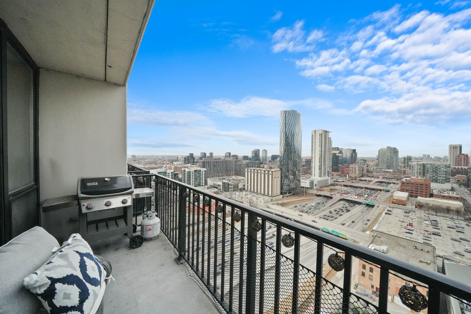 210 S DES PLAINES Street Unit: 2207