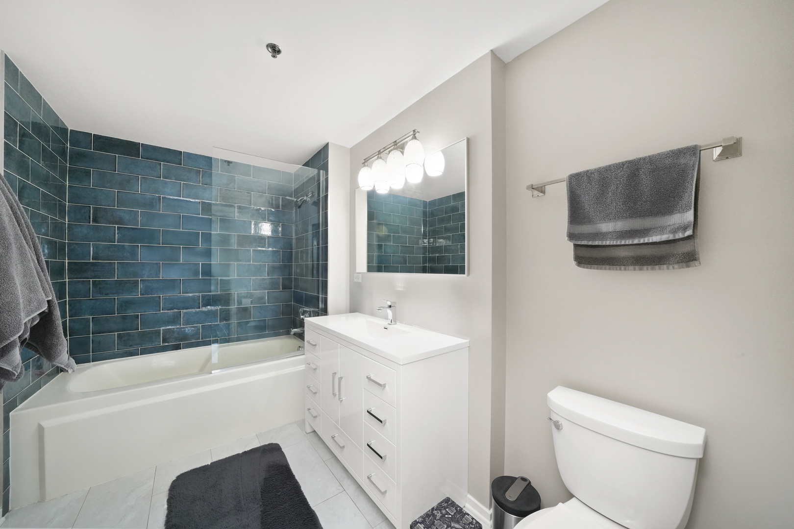 210 S DES PLAINES Street Unit: 2207