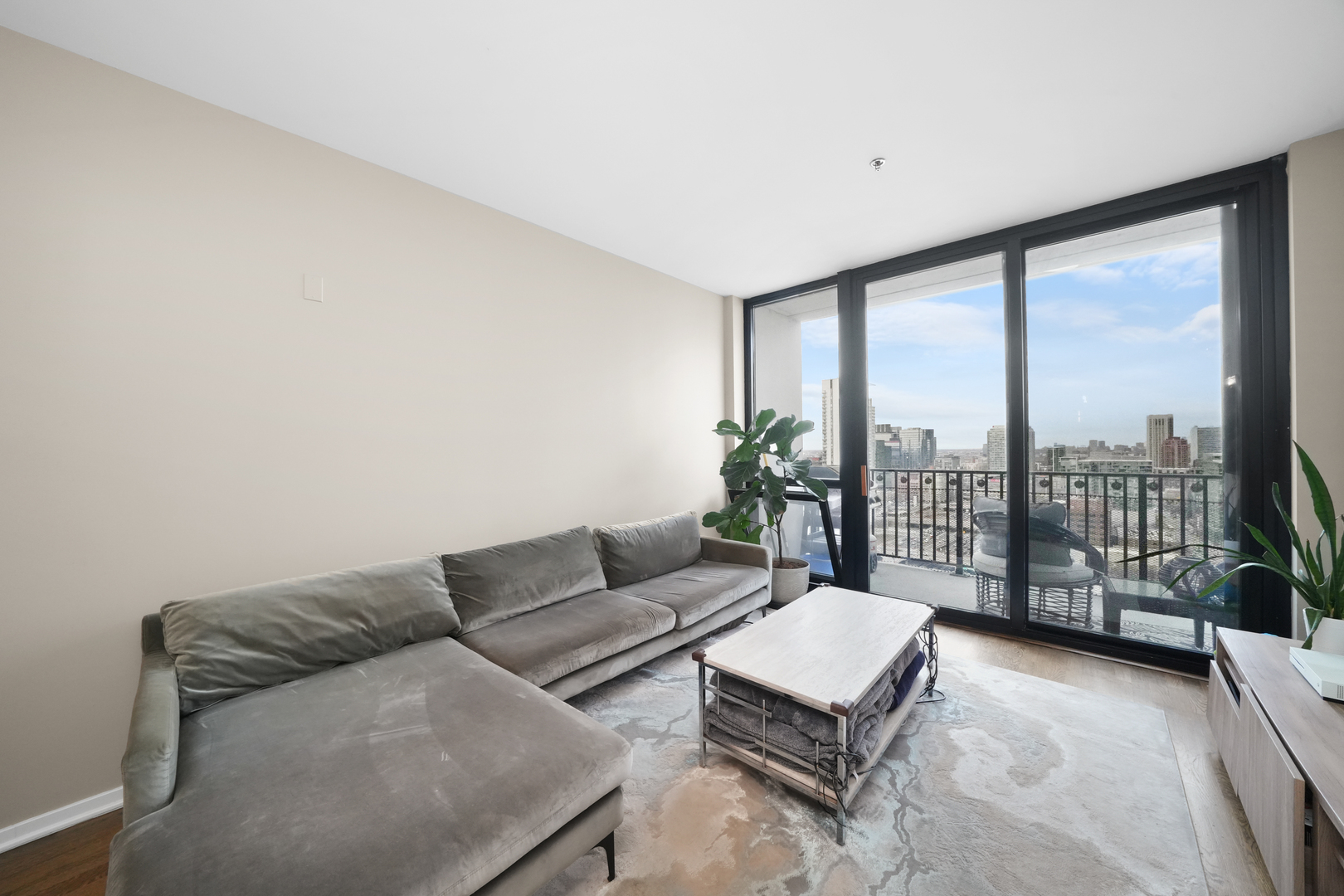 210 S DES PLAINES Street Unit: 2207