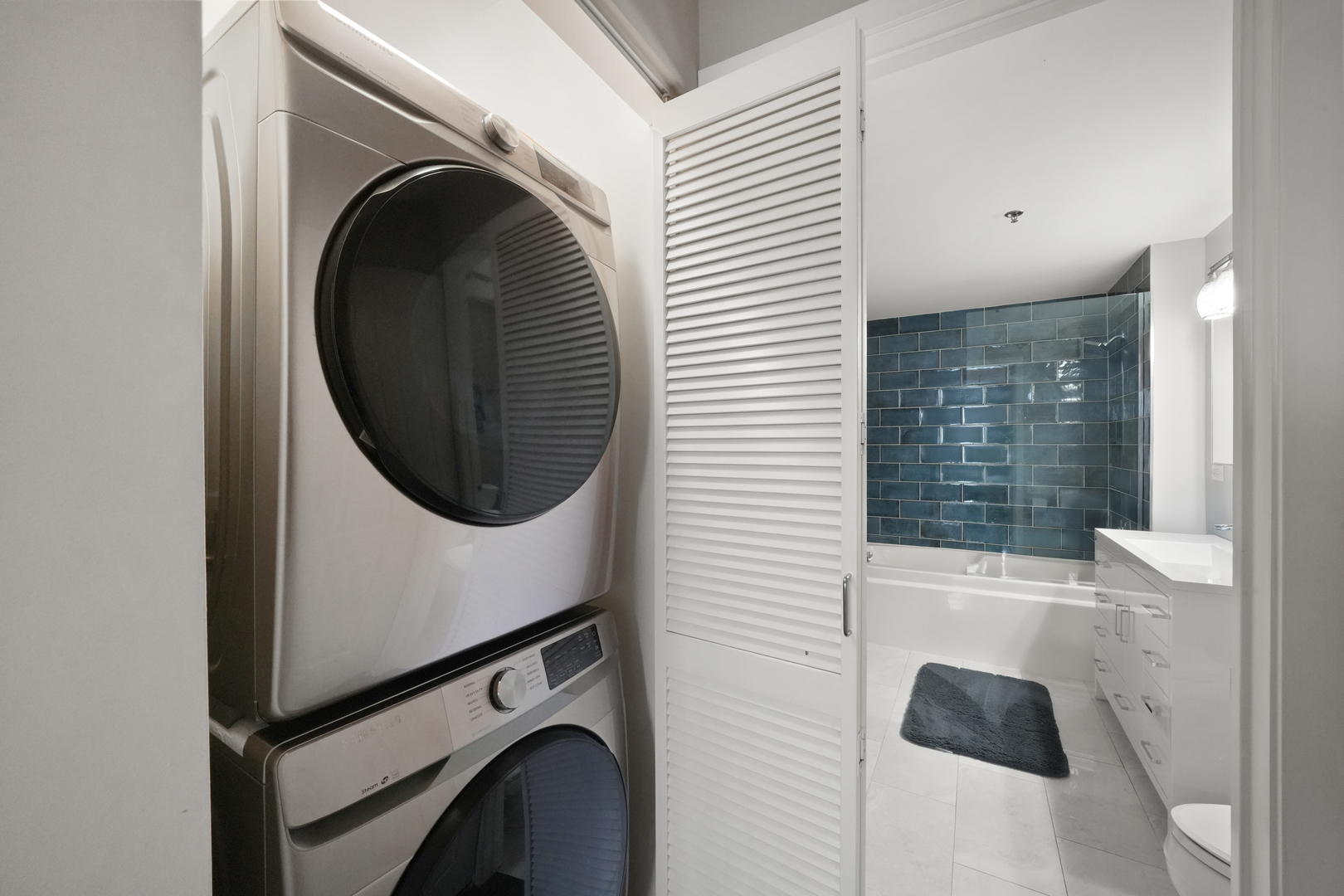 210 S DES PLAINES Street Unit: 2207