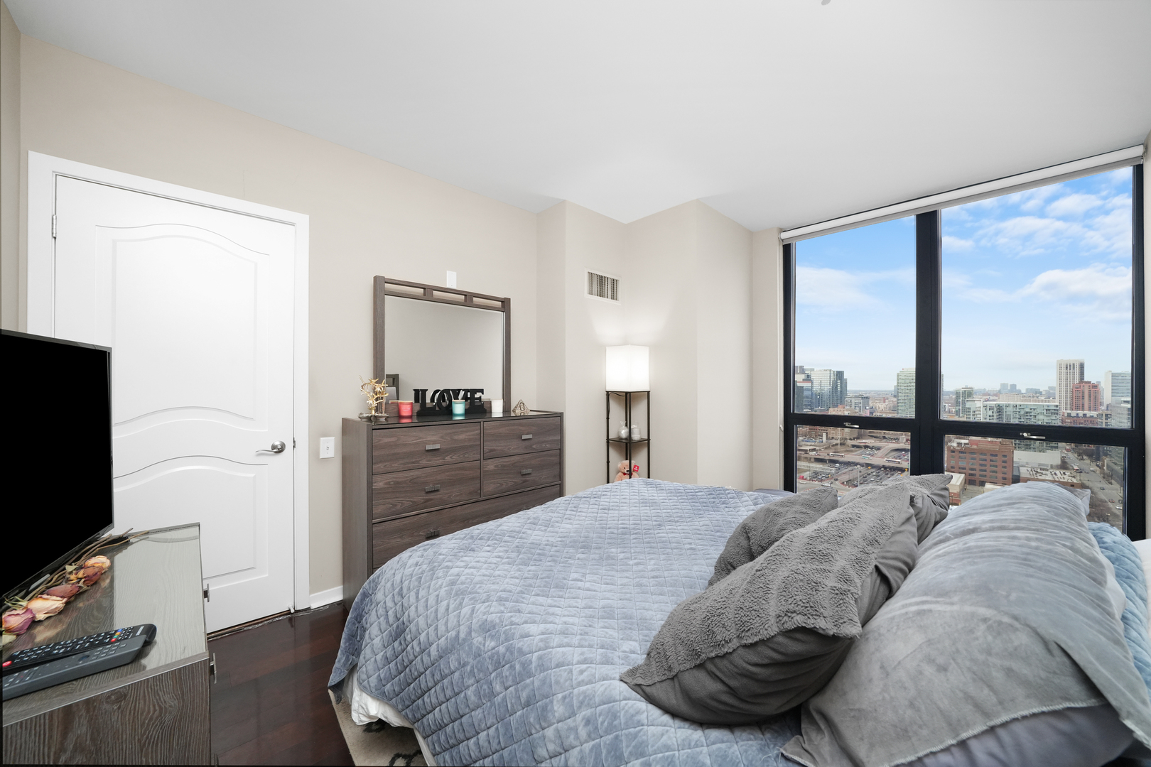 210 S DES PLAINES Street Unit: 2207